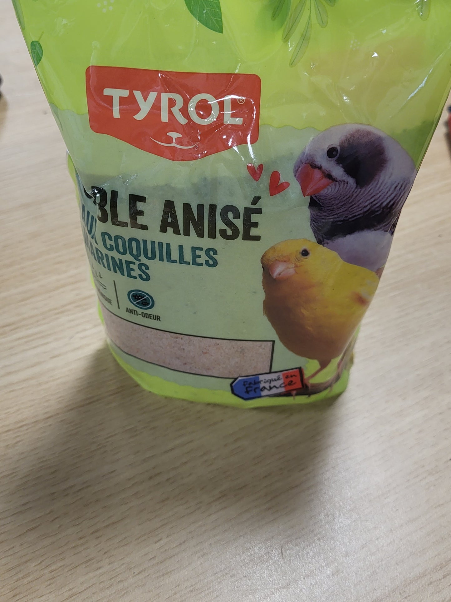 230201 - TIROL Rërë me aromë anasoni për zogj shtëpiakë, 1 qese prej 1.150 kg, ofron fosfat, jod dhe kalcium