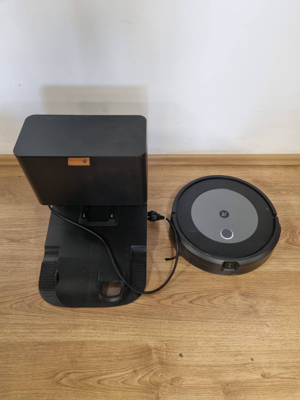245053 - iROBOT Roomba J7+ Grafit, Robot Fshesë me Wi-Fi, Sistemi i Zbrazjes Automatike, Teknologji e Zbulimit të Pengesave, 2 FurÃ§a Gome për Shumë Sipërfaqe, e Kontrollueshme përmes Aplikacionit dhe Asistentit Zanor