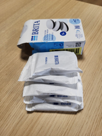 246607 - BRITA Pako me 5 Filtra Uji MicroDisc - Filtra zëvendësues për karafat dhe shishet e ujit BRITA