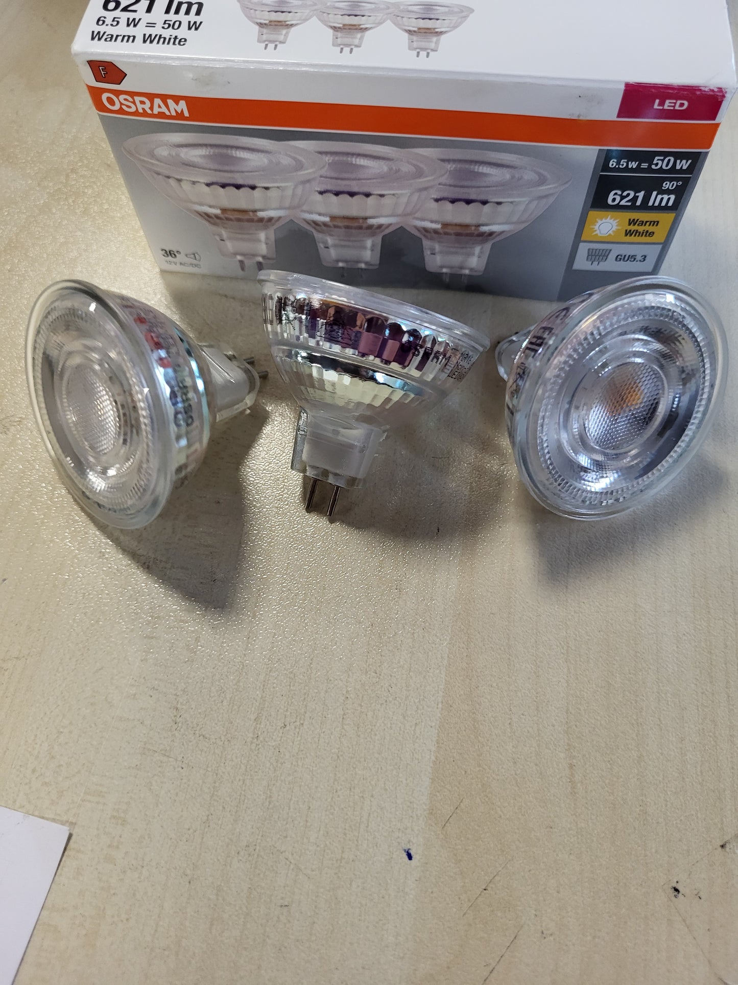 246952 - OSRAM Llambë LED Star MR16 për prizë GU5.3, llambë reflektuese, dizajn qelqi, 621 lumen, e bardhë e ngrohtë (2700K), zëvendësim për llambat inkandeshente konvencionale 50W, pa errësim, pako me 3 llamba