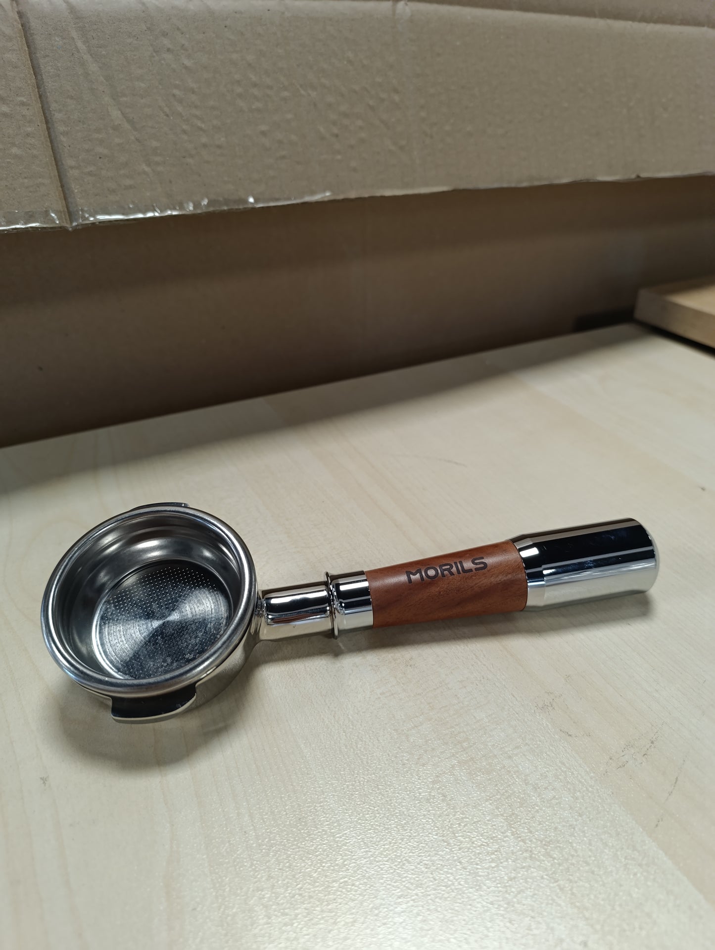 250929 - MORILS Portafilter pa fund 58 mm, për E61, Flair 58, ECM, Rocket - Mbajtëse filtri çeliku inox, dorezë druri arre - 2 veshë