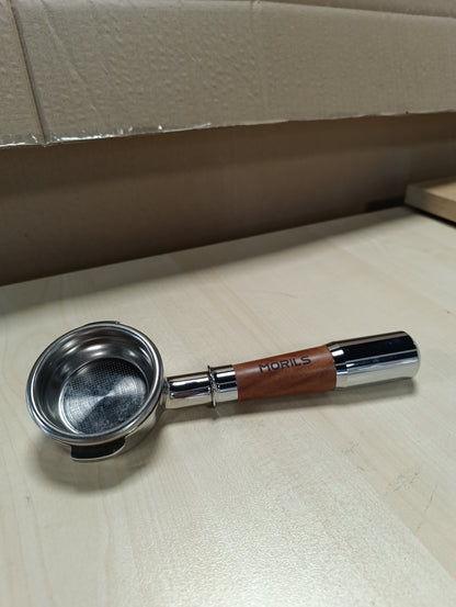 250929 - MORILS Portafilter pa fund 58 mm, për E61, Flair 58, ECM, Rocket - Mbajtëse filtri çeliku inox, dorezë druri arre - 2 veshë