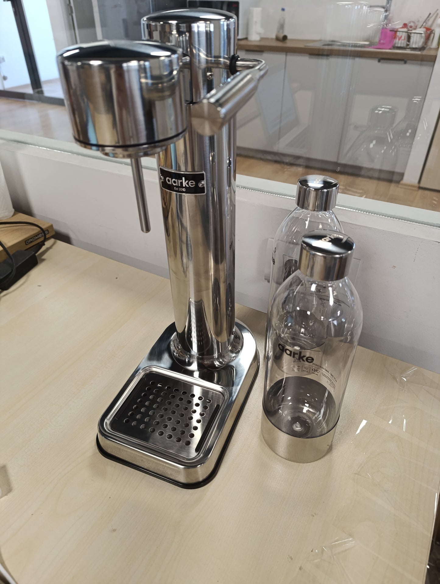 255018 - AARKE Carbonator 3, Karbonator uji çeliku inox, përfshin 2 shishe PET 1L, i pajtueshëm me cilindra CO2 60L