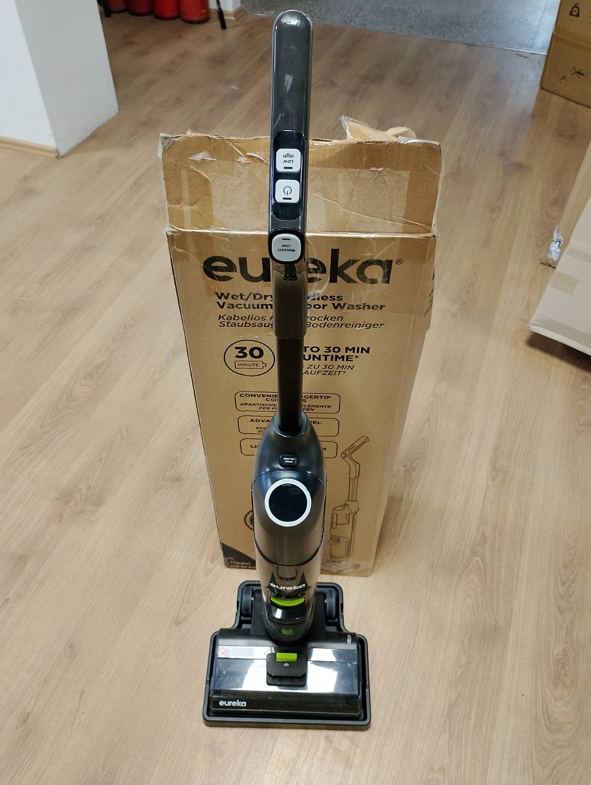 260027 - EUREKA NEW400 Fshesë dyshemeje inteligjente me korrent dhe mop, Furçë vetëpastruese, pa tel, E lehtë, Përshtatët për dysheme me pllaka dhe dru