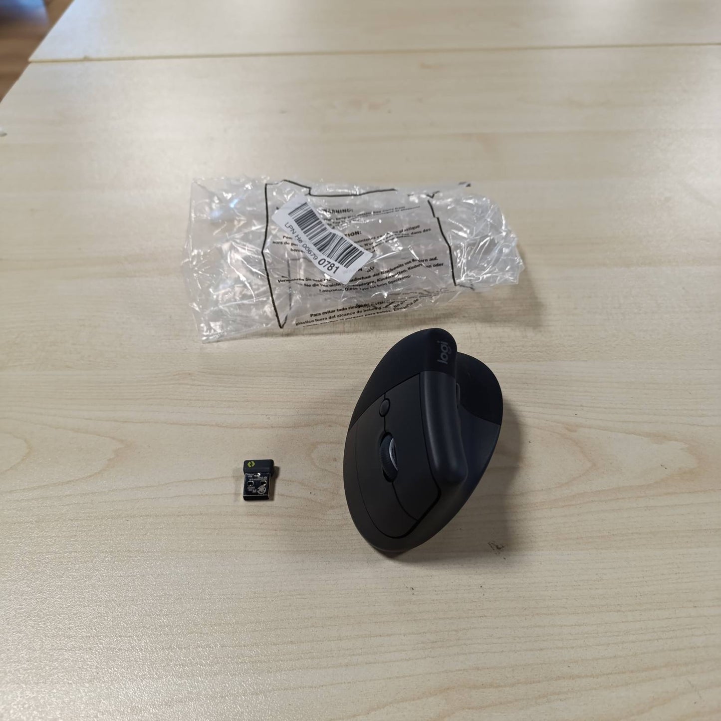 266163 - LOGITECH Lift Vertikal Ergonomik - Maus Pa Tel, Marrës Bluetooth ose Logi Bolt USB, Klikime të Qeta, 4 Butona, I pajtueshëm me Windows/macOS/iPadOS, Laptop, PC - Gri
