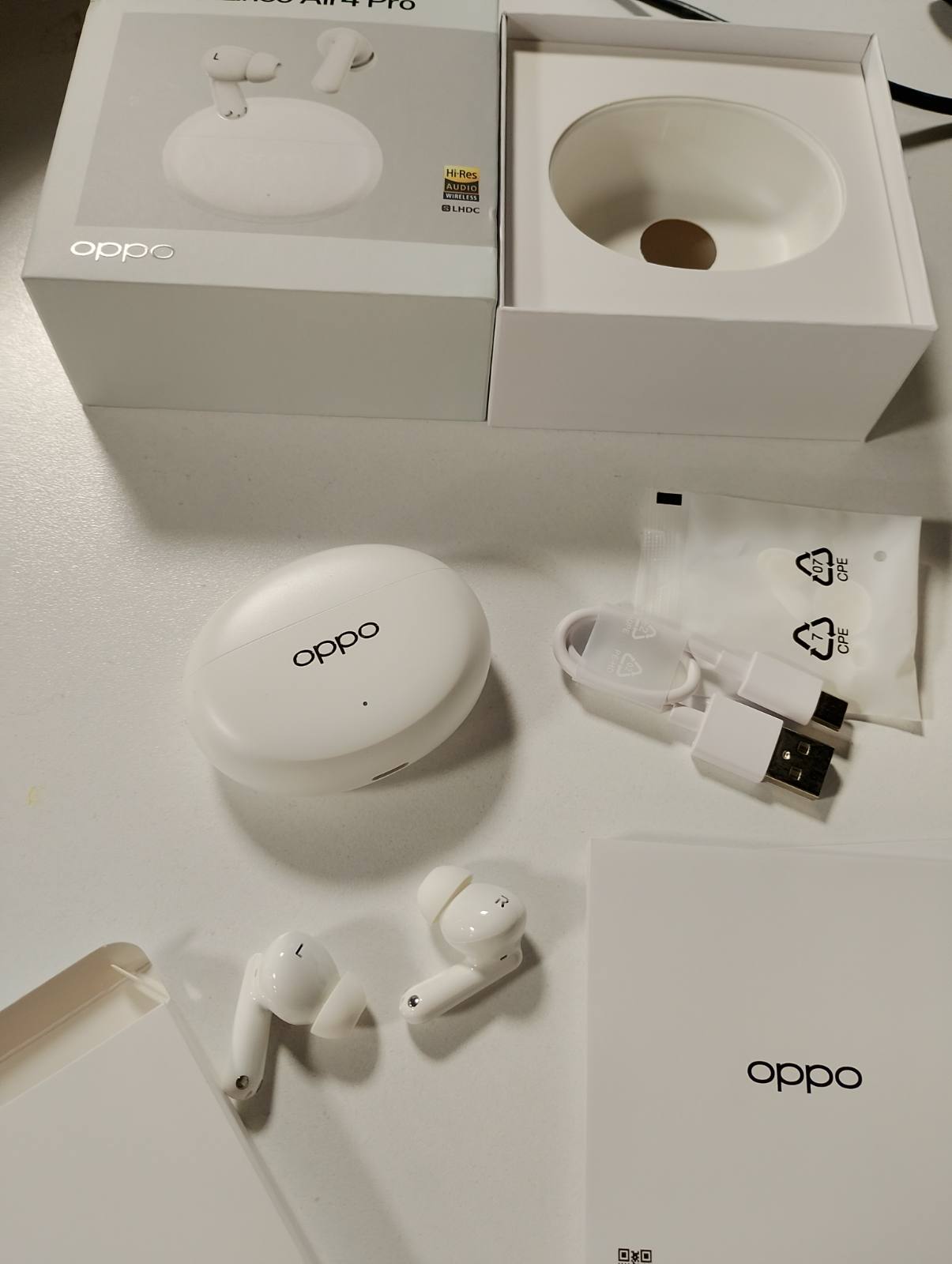 266293 - OPPO Enco Air4 Pro Kufje True Wireless, Jetëgjatësi Baterie 44 orë, Drajverë Titanium 12.4 mm, Bluetooth 5.4, Kontrolle me Prekje, Anulim Zhurme AI, Android dhe iOS, IP55, Të Bardha