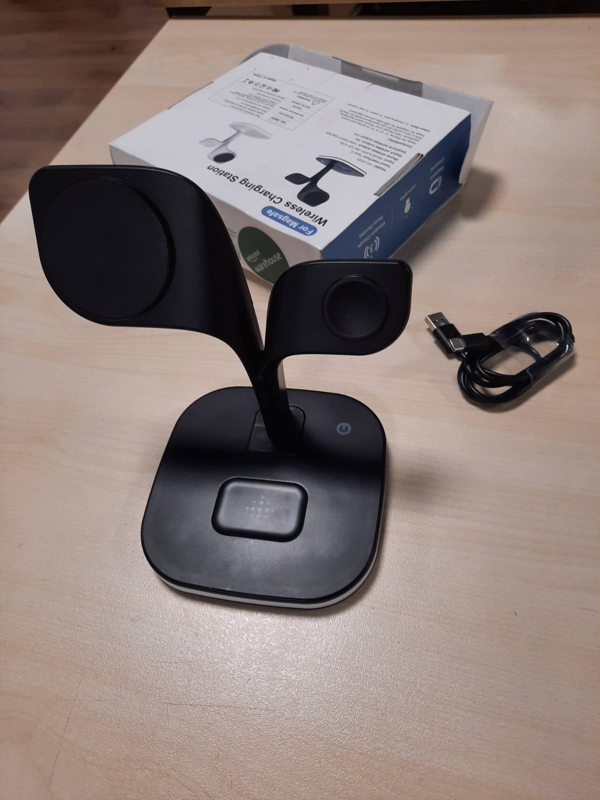 266423 - Apple Stacion karikimi 3-në-1 për Apple Watch dhe iPhone, karikues magnetik MagSafe, për iPhone 17/16/15/14/13/12, Apple Watch 11/10/9/8/7/6/5/4/3/2 SE Ultra, AirPods Pro/4/3/2 (me adaptor energjie 20W)