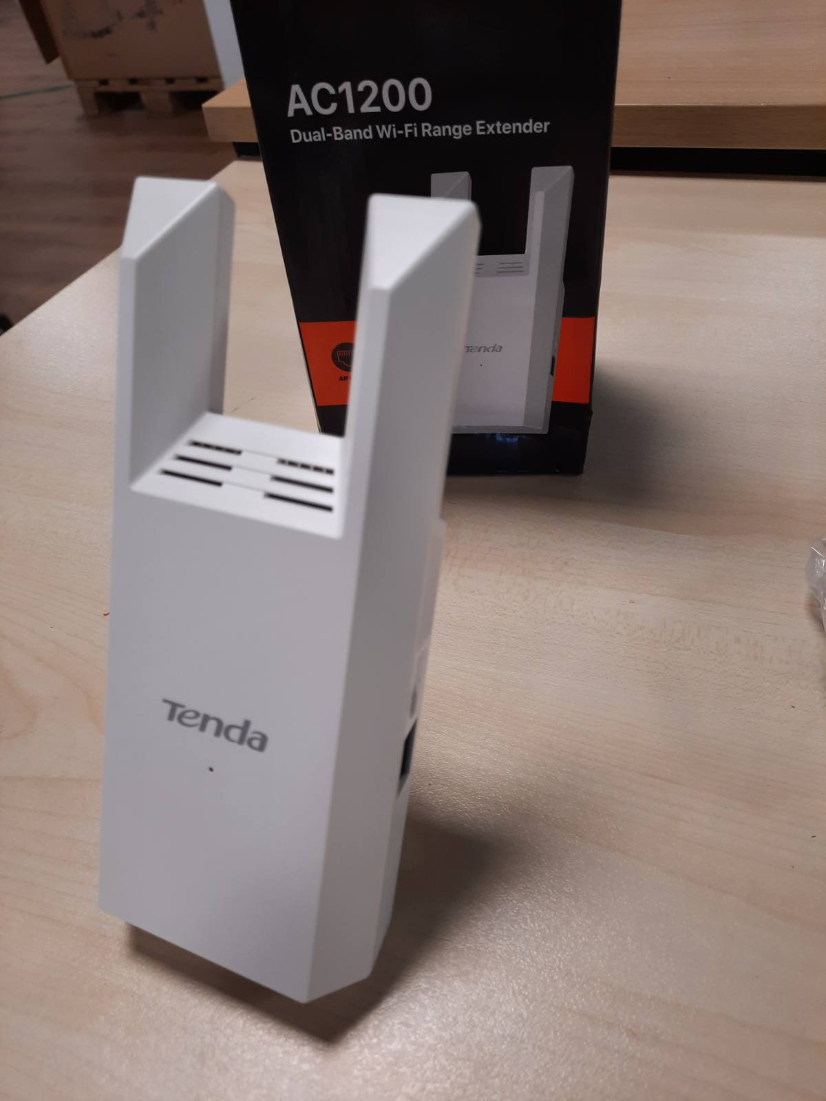 266489 - Tenda WiFi Amplifikator Ripërsëritës Dual-Band AC 1200 Mbps (867 Mbps 5 GHz + 300 Mbps 2.4 GHz), mbulim 150 m²