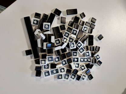 266550 - STEELSERIES PrismCaps – Set tastierash me dy kapëse me pamje "pudding" – I pajtueshëm me të gjitha tastierat mekanike të zakonshme – Trungu MX – E zezë