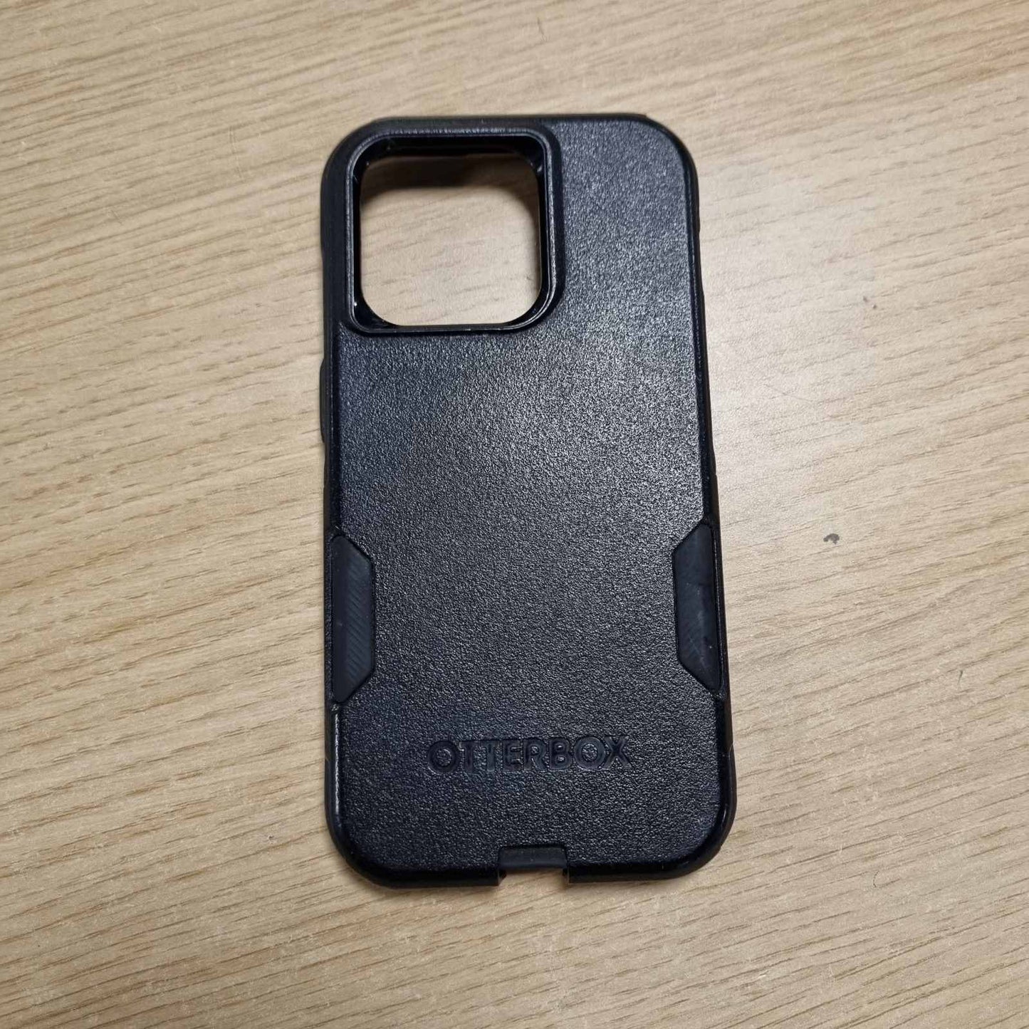 266628 - OTTERBOX Mbështjellëse Commuter për iPhone 14 Pro, Rezistent ndaj goditjeve, Rezistent ndaj rënieve, Mbrojtëse, Reziston 3 herë më shumë rënieve sesa standardi ushtarak, Antimikrobiale, e zezë, Dërgohet pa paketim