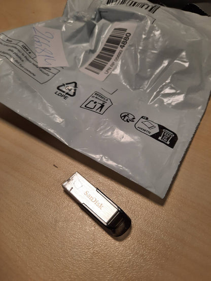 266814 - SAN DISK ULTRA FLAIR 128GB (njësi flash USB, shpejtësi deri në 150MB/s, USB 3.0, mbrojtje me fjalëkalim, mbulesë metalike elegante dhe e qëndrueshme) Argjendtë/E zezë