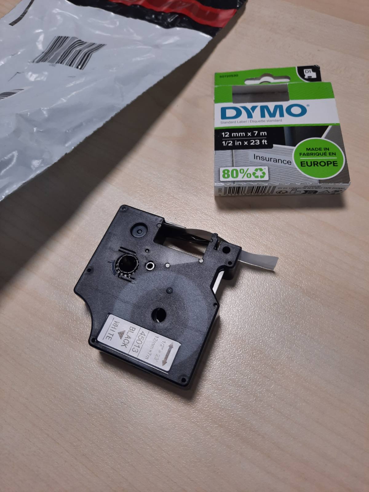 266845 - DYMO D1 Etiketa Origjinale Vetëngjitëse, Shtypje e Zezë në Fond të Bardhë, 12 mm x 7 m, për Etiketuesit LabelManager