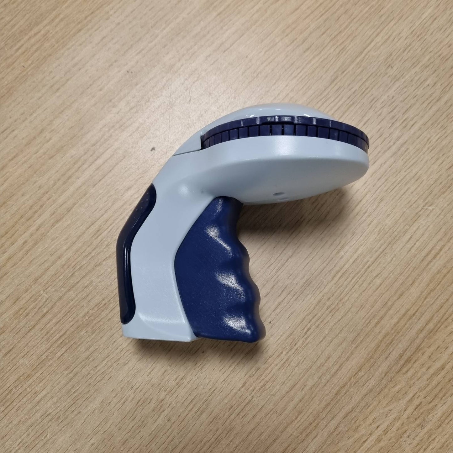266858 - DYMO Omega Makinë për krijimin e etiketave, sistem rrotullimi dhe klikimi, dizajn ergonomik