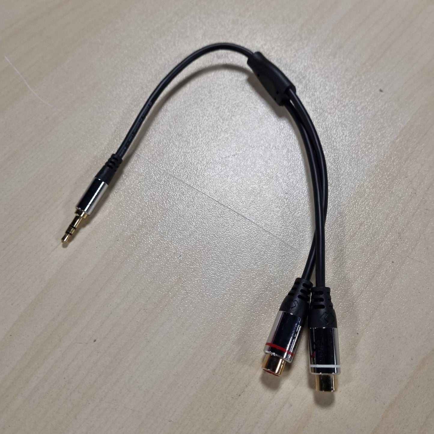 267316 - SONERO Adaptues audio Premium, 0.20m, spinë jack 3.5 mm në prizë 2x RCA, e zezë S-ACA003