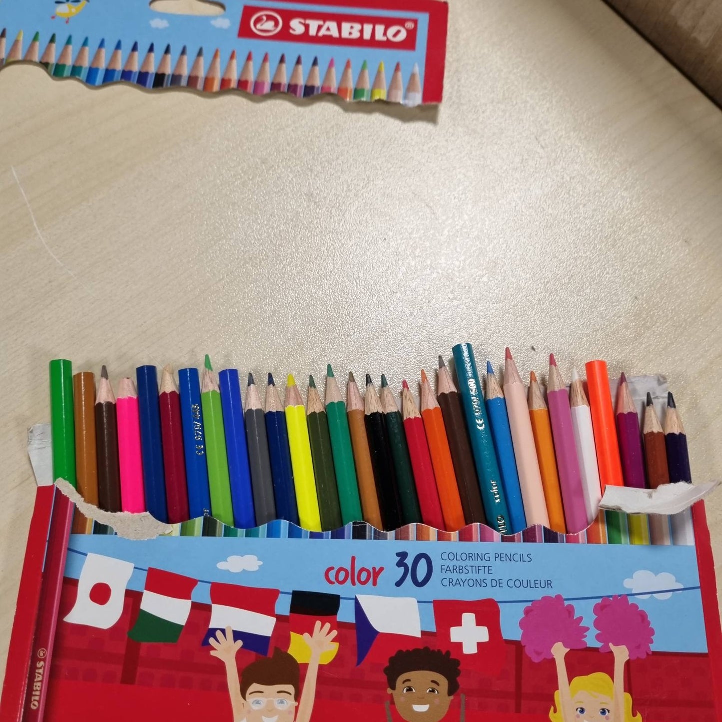 267366 - STABILO Lapsa me ngjyra - pako me 30 copë që përfshijnë 4 ngjyra neoni