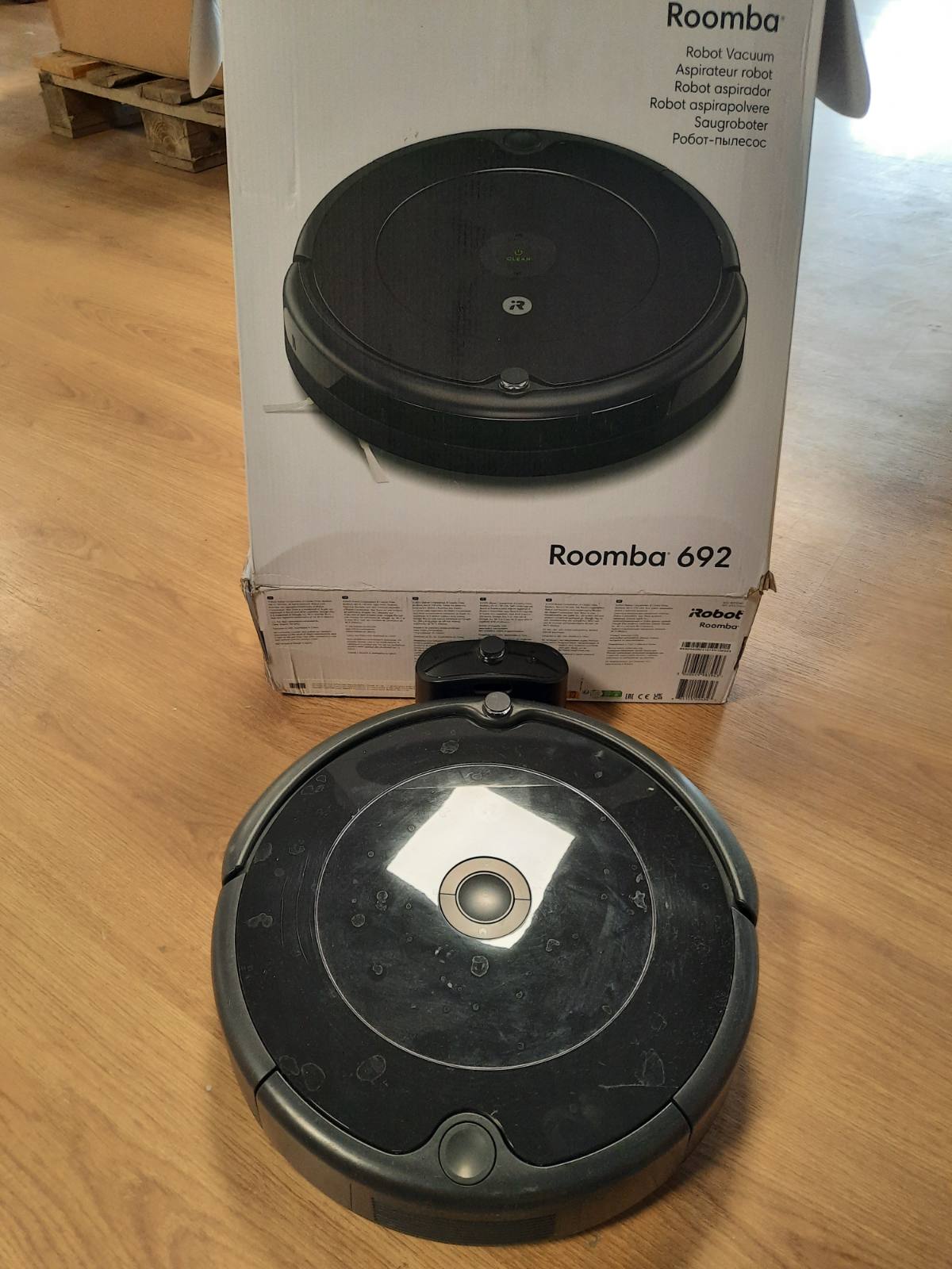 267569 -Robot fshesë iRobot Roomba 692 – Lidhje Wi-Fi, rekomandime të personalizuara për pastrimin, funksionon me Alexa, efektiv për qimet e kafshëve shtëpiake, tapetet dhe dyshemetë e forta, vetëkarikim.