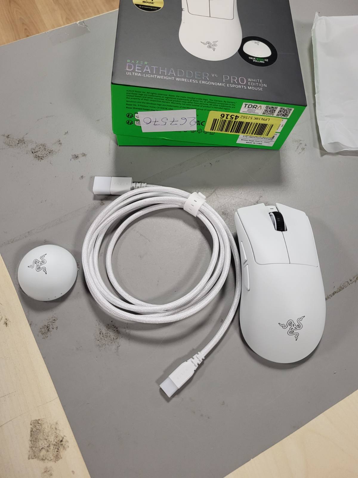 267570 - RAZER DeathAdder V4 Pro - Maus elektronik ergonomik pa tel, 57g, 2.4 GHz Hyperspeed, Sensor optik Focus Pro 45K, deri në 8K Hz polling, Çelësa mausi Gen-4, E bardhë