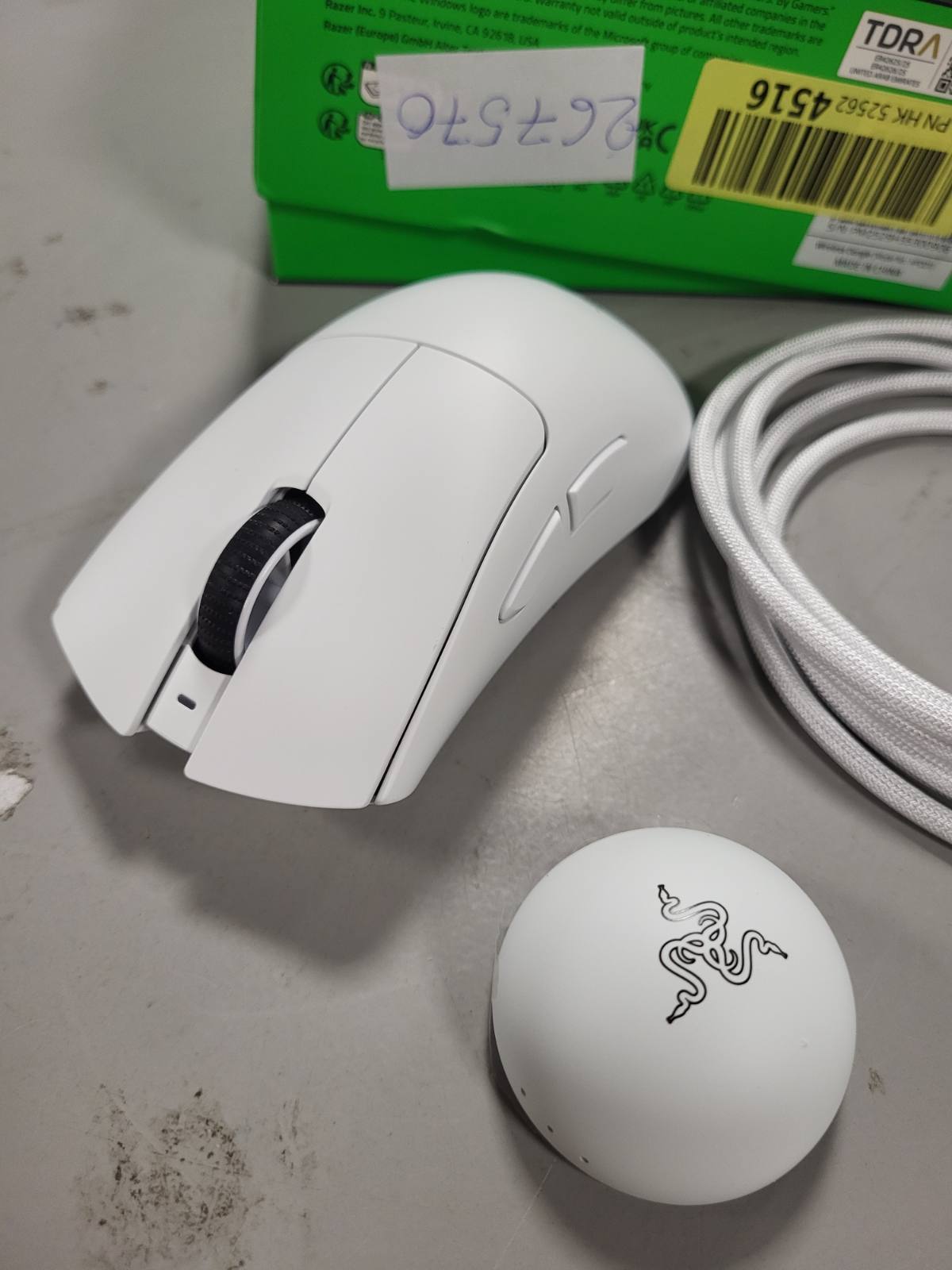 267570 - RAZER DeathAdder V4 Pro - Maus elektronik ergonomik pa tel, 57g, 2.4 GHz Hyperspeed, Sensor optik Focus Pro 45K, deri në 8K Hz polling, Çelësa mausi Gen-4, E bardhë