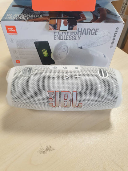 267579 - JBL Charge 6 - Altoparlant portativ Bluetooth, jetëgjatësi baterie 28 orë, IP68 rezistent ndaj ujit, pluhurit dhe goditjeve, JBL Pro Sound me AI Sound Boost, shumëaltoparlant Auracast, i bardhë