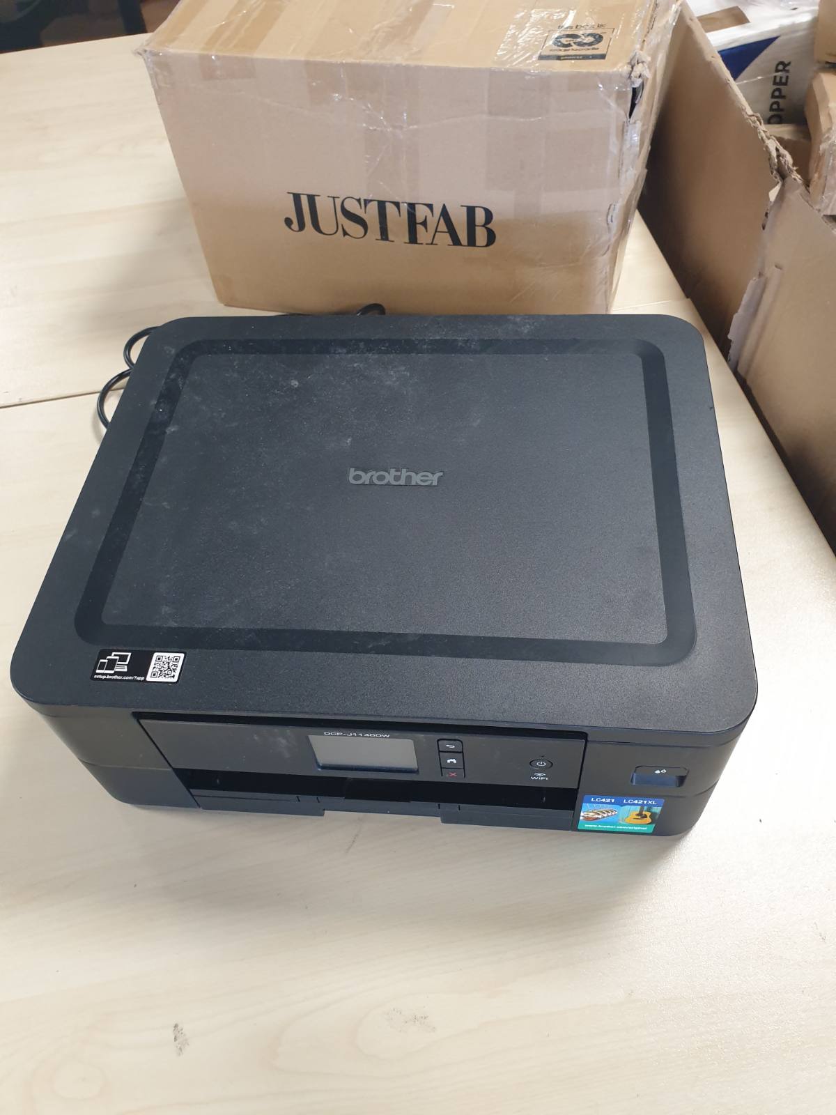 267583 - BROTHER DCP-J1140DW – Printer Shumëfunksional me Bojë dhe Ngjyra, 3-në-1 (Printer, Skaner, Fotokopjues), i Zi, 400 x 151 x 343 mm