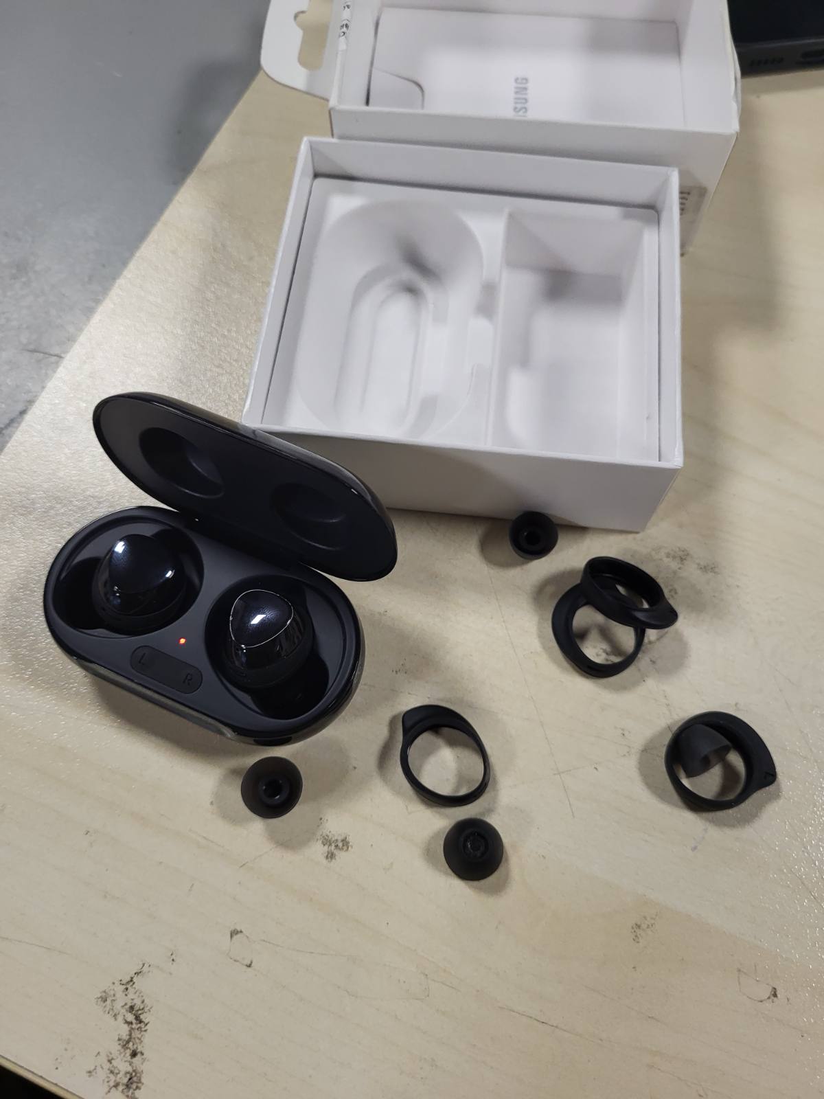 267607 - SAMSUNG Kufje pa tel Galaxy Buds+ të zeza - versioni francez