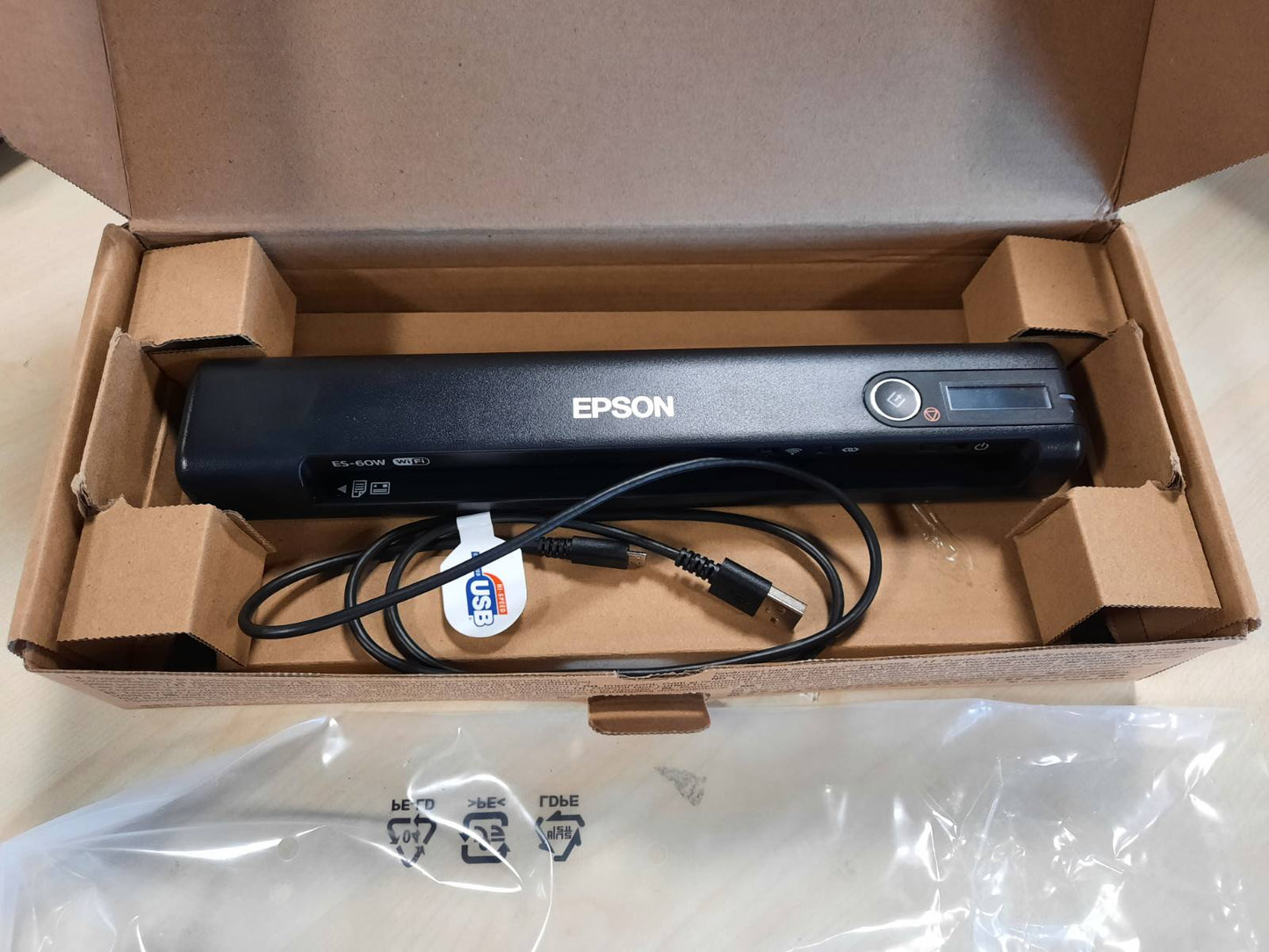267646 - EPSON WORKFORCE ES-60W – Skaner dokumentesh i lëvizshëm, me bateri, WiFi, ekran LCD, 4 sekonda për faqe, softuer ScanSmart, ushqyes automatik dokumentesh, ngjyrë e zezë