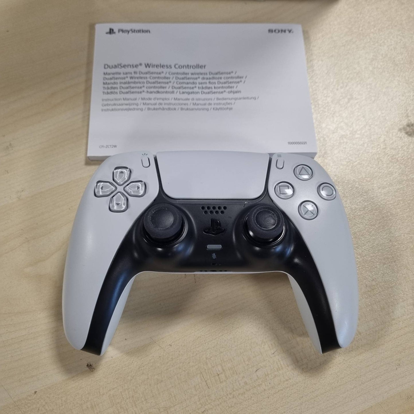267747 - SONY Kontrollues Zyrtar DualSense 5, Pa Tel, Reagim Haptik, Shkelës Adaptues, Mikrofon i Integruar, Bateri e Rikarikueshme, I Përputhshëm me PS5/PC, Ngjyra: Dy Ngjyrash