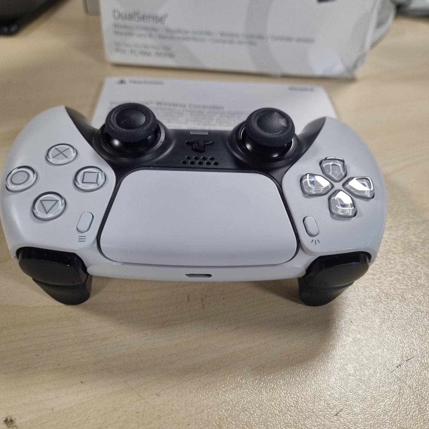 267747 - SONY Kontrollues Zyrtar DualSense 5, Pa Tel, Reagim Haptik, Shkelës Adaptues, Mikrofon i Integruar, Bateri e Rikarikueshme, I Përputhshëm me PS5/PC, Ngjyra: Dy Ngjyrash