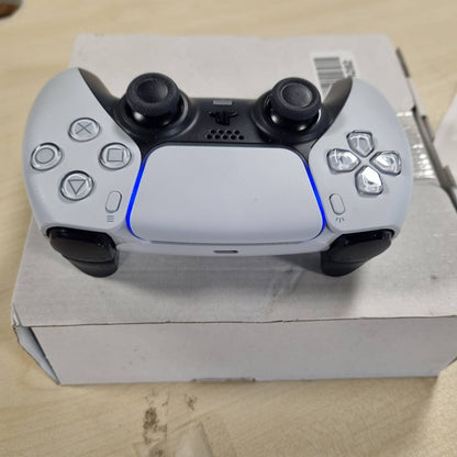 267748 - SONY Kontrollues Zyrtar DualSense 5, Pa Tel, Reagim Haptik, Shkelës Adaptues, Mikrofon i Integruar, Bateri e Rikarikueshme, I Përputhshëm me PS5/PC, Ngjyra: Dy Ngjyrash