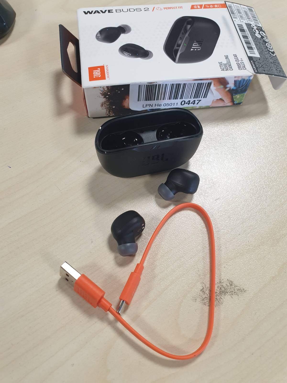 267851 - JBL Wave Buds 2 Kufje pa tel Bluetooth në vesh me anulim zhurme, kohë riprodhimi 40 orë, teknologji Smart Ambient, IP54 rezistente ndaj ujit dhe pluhurit, lidhje shumëpikëshe, e zezë