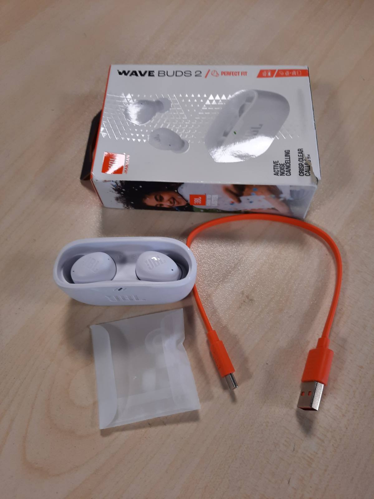 267853 - JBL Wave Buds 2 Kufje pa tel Bluetooth në vesh me anulim zhurme, kohë riprodhimi 40 orë, tingull JBL me bas të pastër, teknologji inteligjente ambienti, IP54 rezistente ndaj ujit dhe pluhurit, lidhje shumëpikëshe, e bardhë