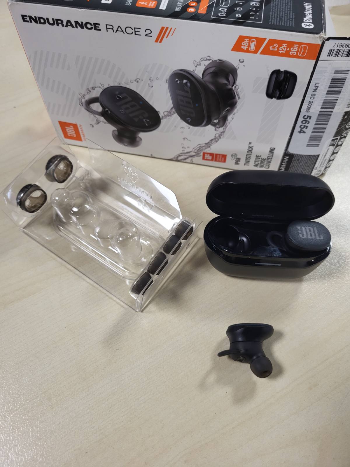 267894 - JBL Endurance Race 2, Kufje Bluetooth True Wireless për në Vesh, Jetëgjatësi baterie 48 orë, IP68, Anulim zhurmash, JBL Pure Bass, Teknologji Smart Ambient, Modaliteti Sport, E zezë