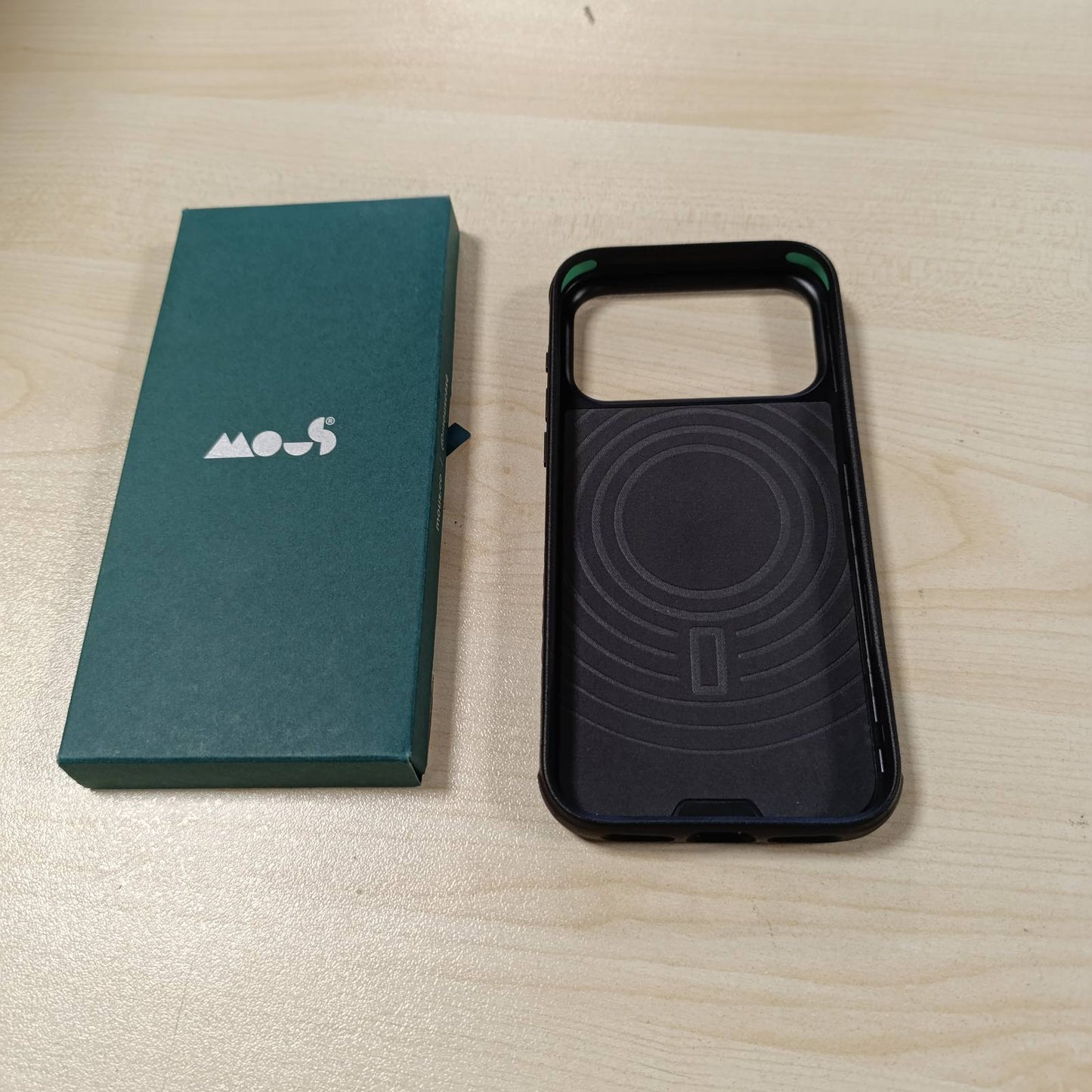 267906 - LIMITLESS Mbështjellës magnetik Mous për iPhone 17 Pro Max - me mbrojtës të lentes së kamerës, i pajtueshëm me Qi2 MagSafe - Lëkurë e zezë origjinale - Rezistent ndaj goditjeve dhe gërvishtjeve, e zezë