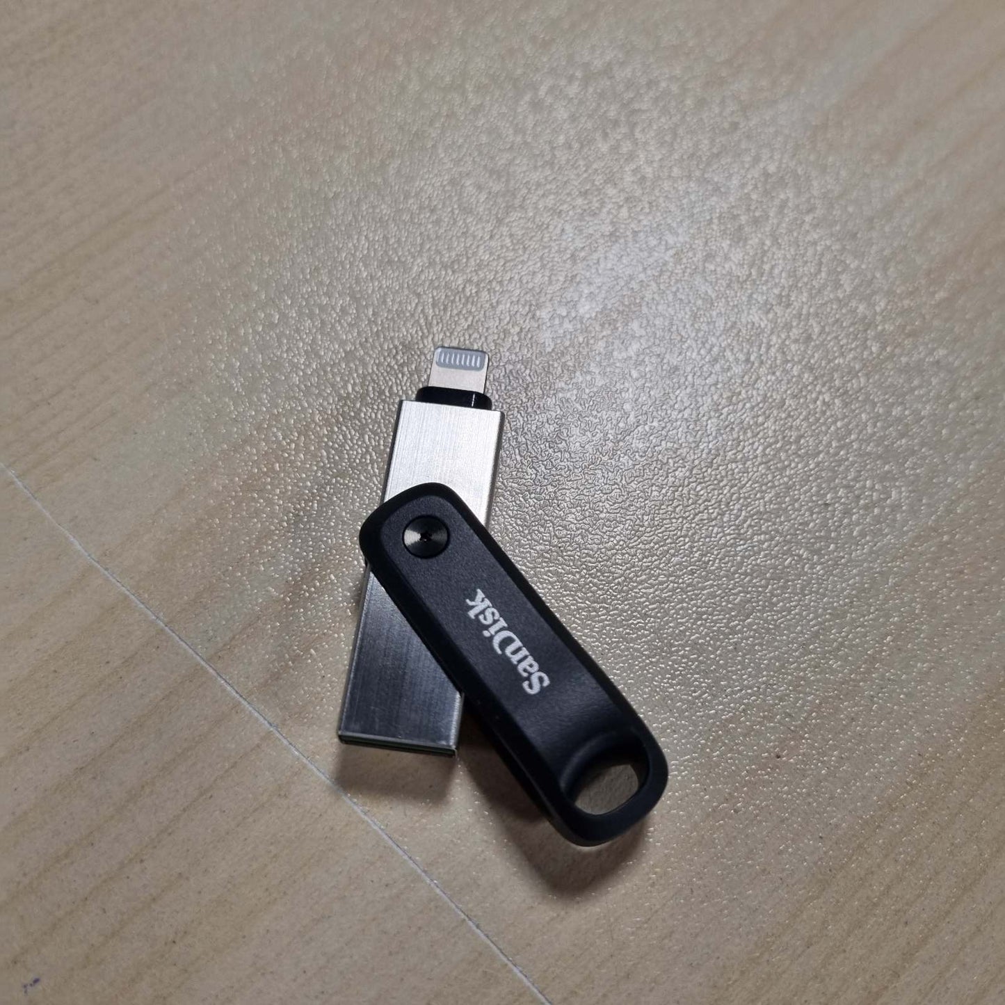 267985 - SANDISK Memorje USB IXpand Go 128 GB, Portë USB 3.0, Mbrojtje me Fjalëkalim, Varëse Çelësash, Për iPhone/iPad, PC dhe Mac, E Zezë