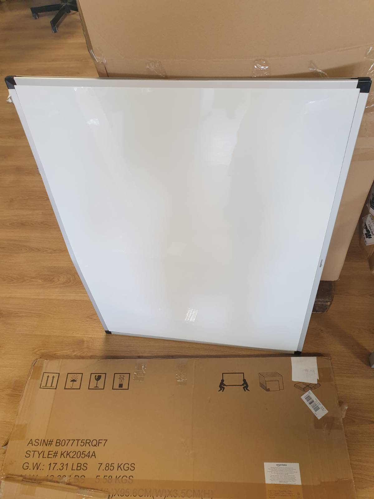 268026 - AMAZON BASICS Tabelë e Bardhë Magnetike me Tabakë Lapsash, Fshirje e Tharë, Kornizë Alumini, 120 x 90 cm, Montim në Mur