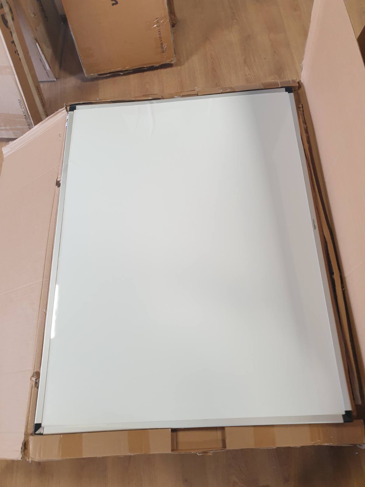 268027 - AMAZON BASICS Tabelë e Bardhë Magnetike me Tabakë Lapsash, Fshirje e Tharë, Kornizë Alumini, 120 x 90 cm, Montim në Mur
