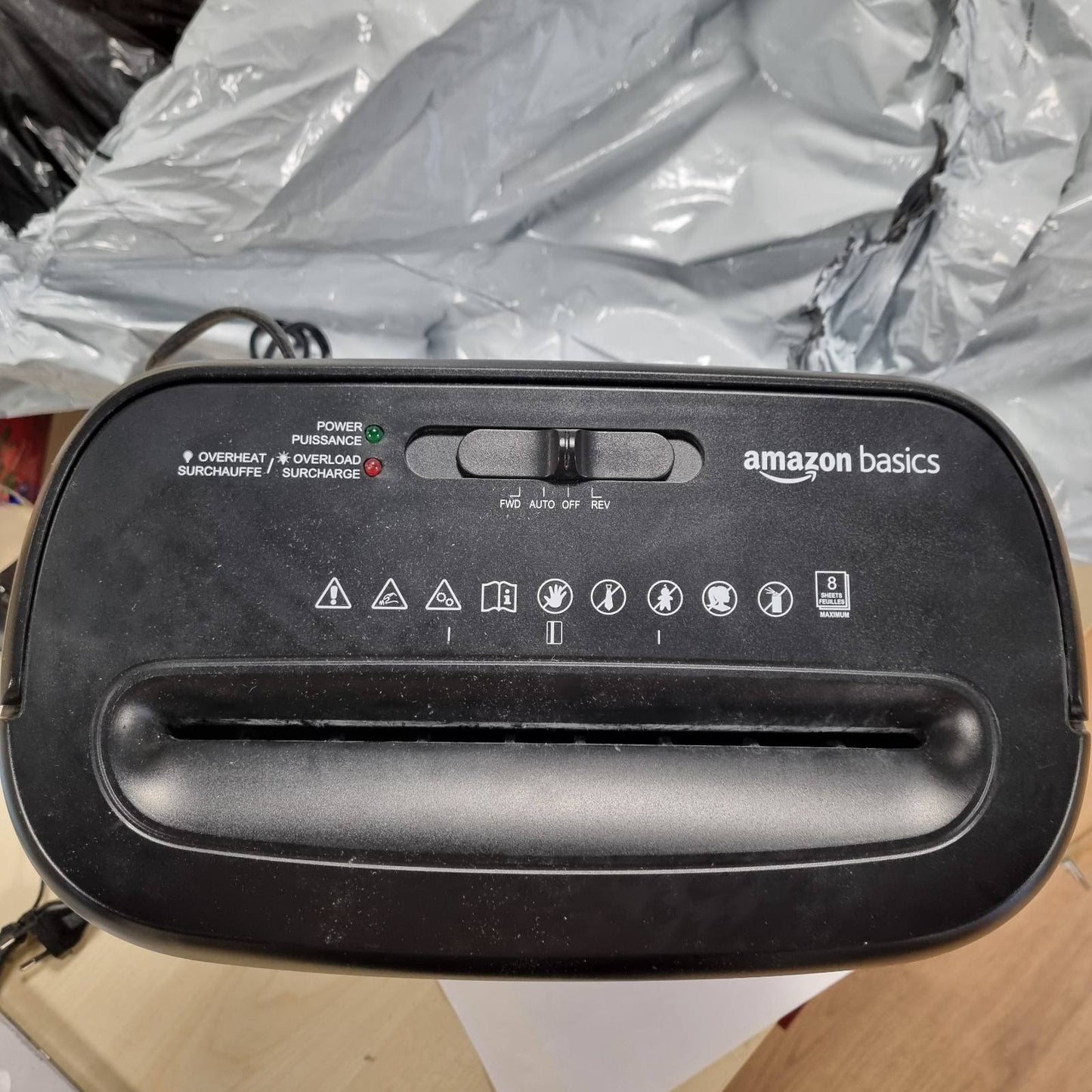 268190 - AMAZON BASICS Shredder letre me prerje tërthore, 8 fletë për letër dhe kartash krediti, i zi