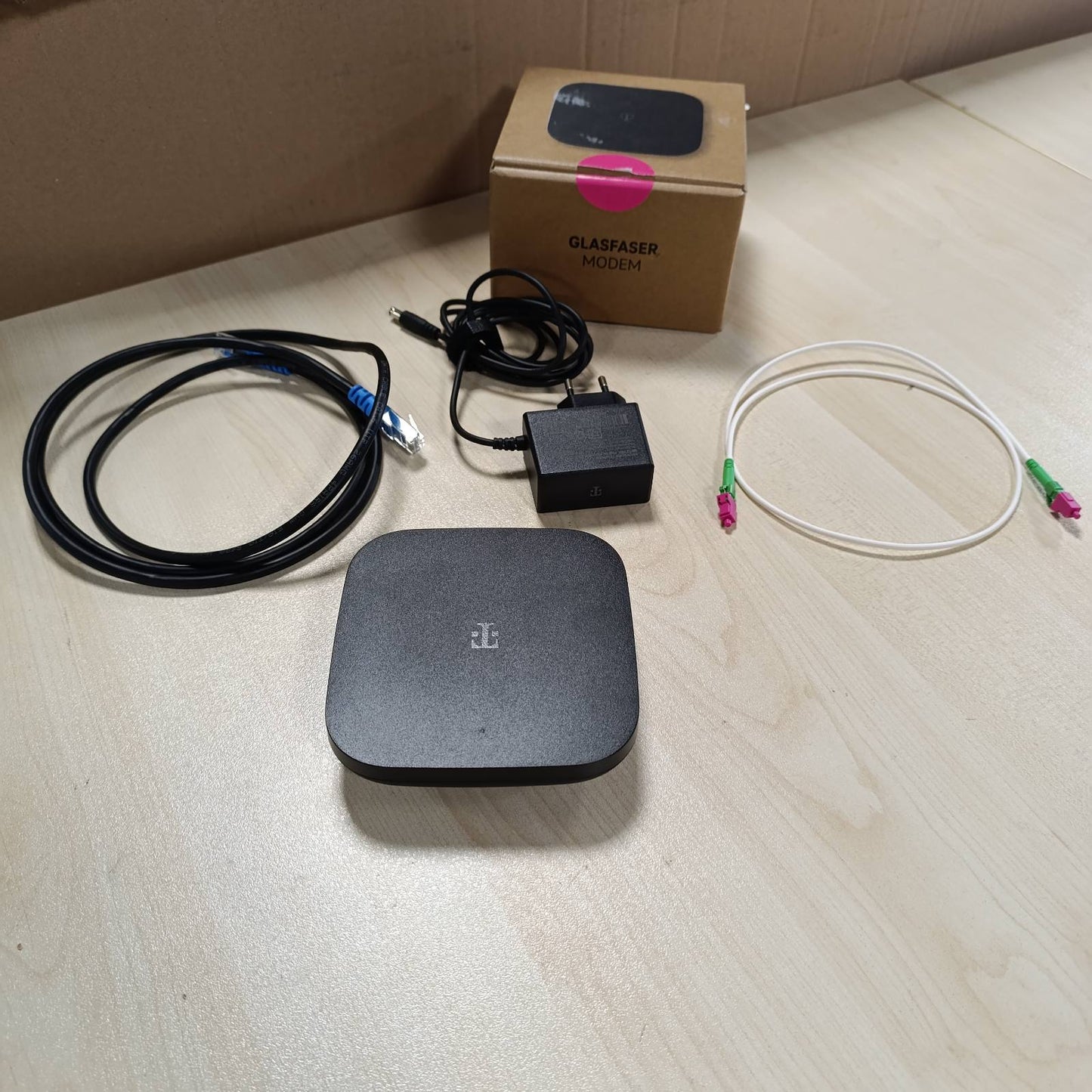 268201 - TELEKOM Modem Fibër Optike 2b i Zi, deri në 2 Gbit/s, lidhje Ethernet Gf-TA