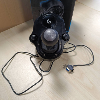 268203 - LOGITECH Ndërruesi i marsheve G Driving Force, 6 shpejtësi në formë H, dorezë lëkure origjinale, kapëse të integruara, i pajtueshëm me rrotat G29, G920, G923 - e zezë