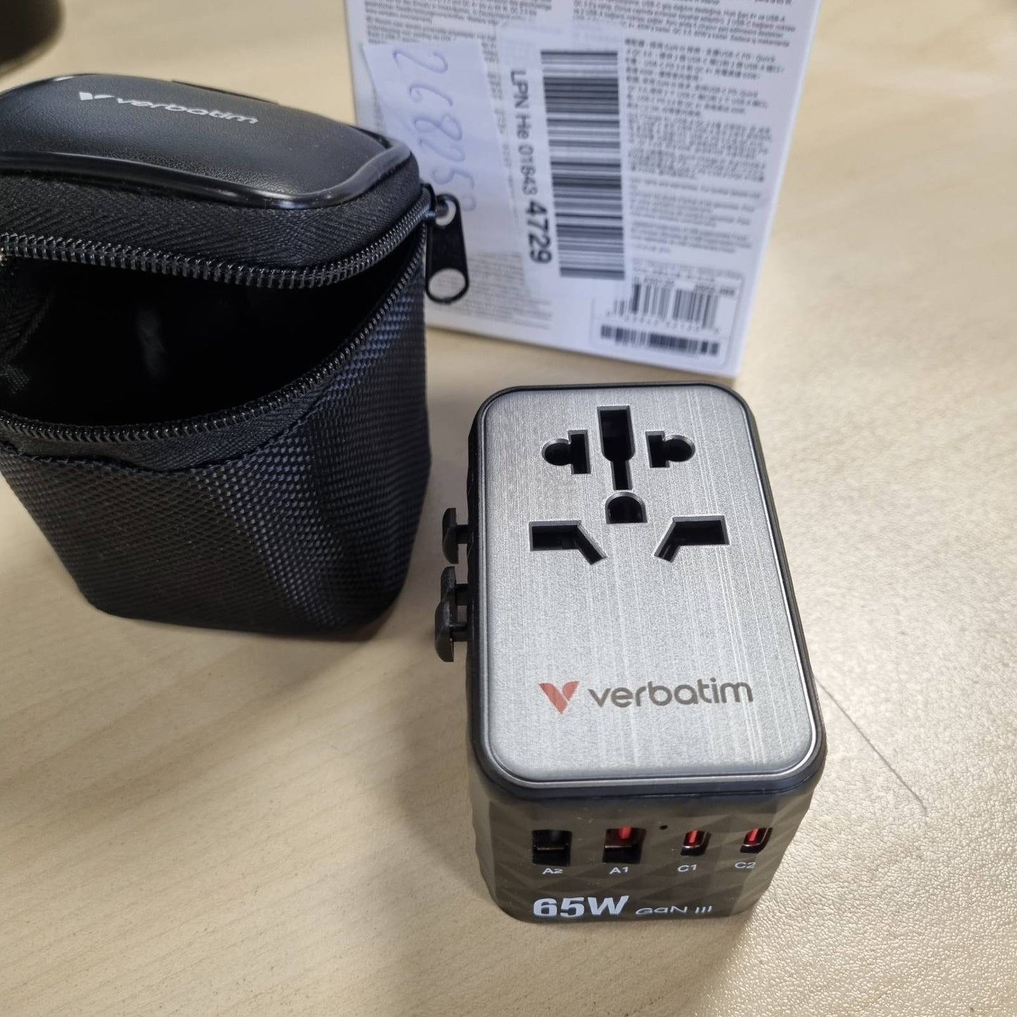 268252 - VERBATIM Përshtatës universal udhëtimi GaN UTA‑05 65 W, përshtatës prize me 2 porta USB‑A dhe 2 porta USB-C, karikues i shpejtë për laptop, telefon celular, kamerë dhe më shumë, përshtatës udhëtimi i përdorshëm në të gjithë botën, 100-250 V