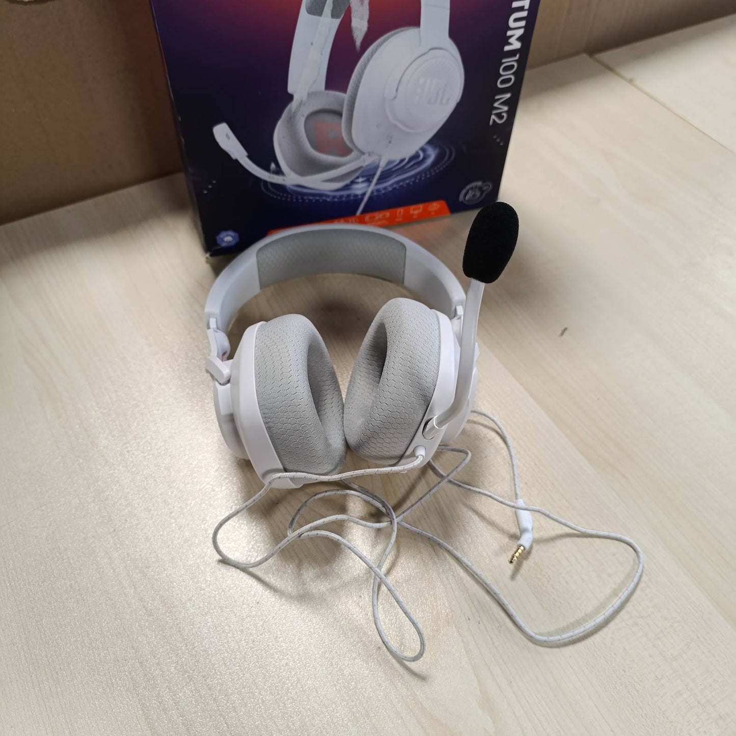 268378 - JBL Quantum 100M2 Kufje për Lojëra me Tel me JBL QuantumSOUND Signature, prizë 3.5 mm, kompatibilitet me shumë platforma dhe mikrofon të shkëputshëm me opsion heshtjeje, të bardha