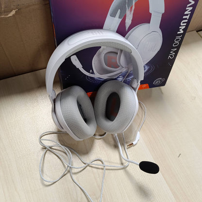 268378 - JBL Quantum 100M2 Kufje për Lojëra me Tel me JBL QuantumSOUND Signature, prizë 3.5 mm, kompatibilitet me shumë platforma dhe mikrofon të shkëputshëm me opsion heshtjeje, të bardha