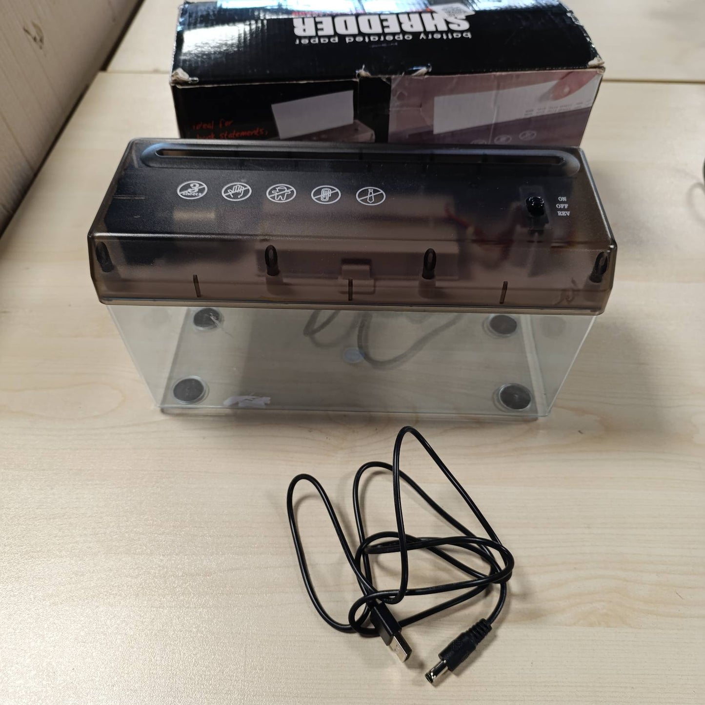 268407 - MAKINË COPËTUese LETRE elektrike, për A4, 1.5 m/min, me bateri ose USB, me kuti dhe dyshekë të poshtëm