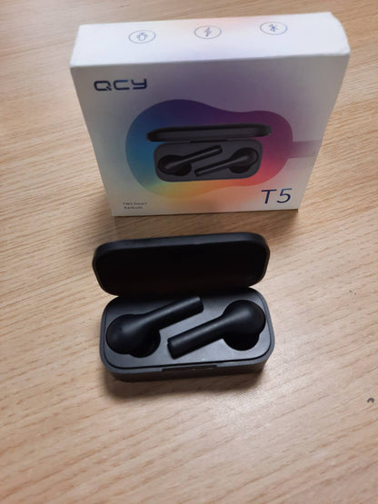 268421 - QCY Kufje pa tel T5 Bluetooth 5.0 TWS, 25 orë kohë loje, të papërshkueshme nga uji, me mikrofon, 16 x 11.5 x 4.2 cm