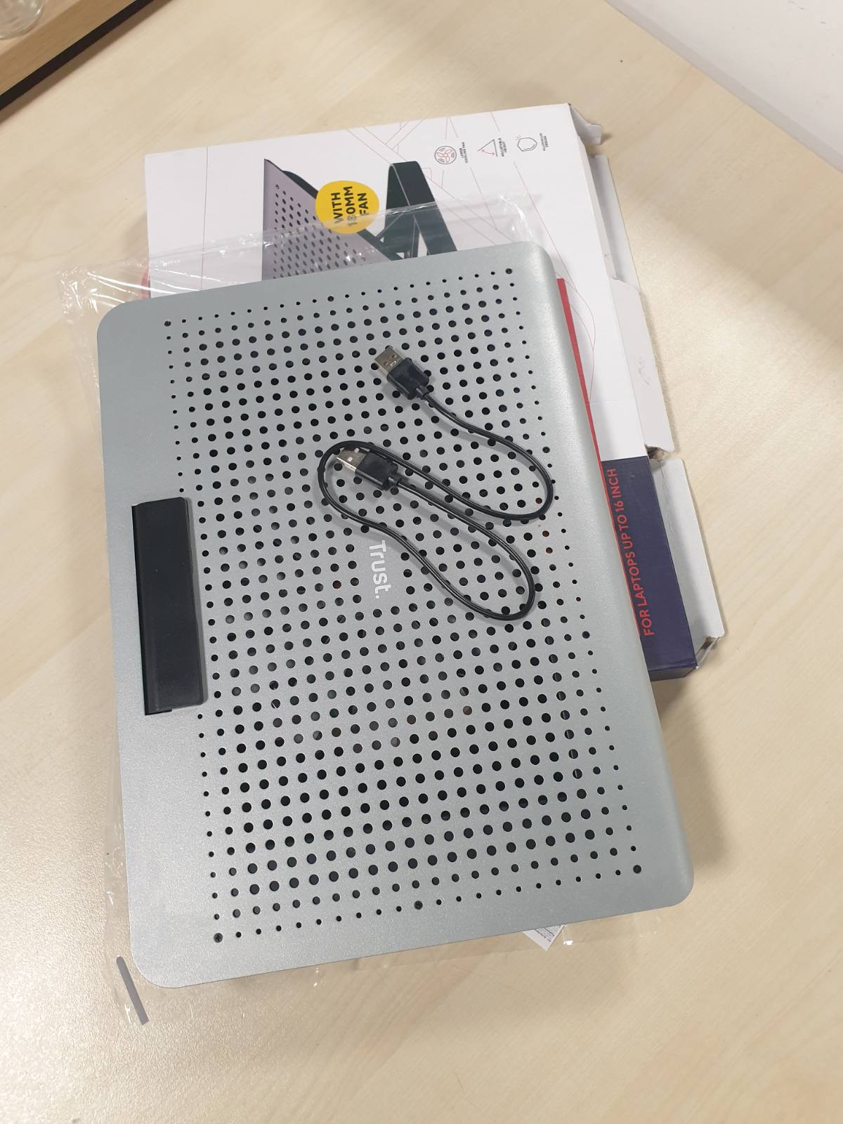 268461 - TRUST Mbështetëse për laptop Exto, 40.6 cm, jastëk ftohës, ngritës me ventilator USB, lartësi të rregullueshme, 8 nivele, materiale të ricikluara