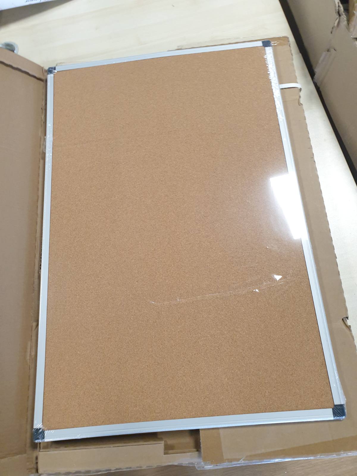 268477 - AMAZON BASICS Tabela e njoftimeve prej tape me kornizë alumini, drejtkëndëshe, 60 cm x 90 cm
