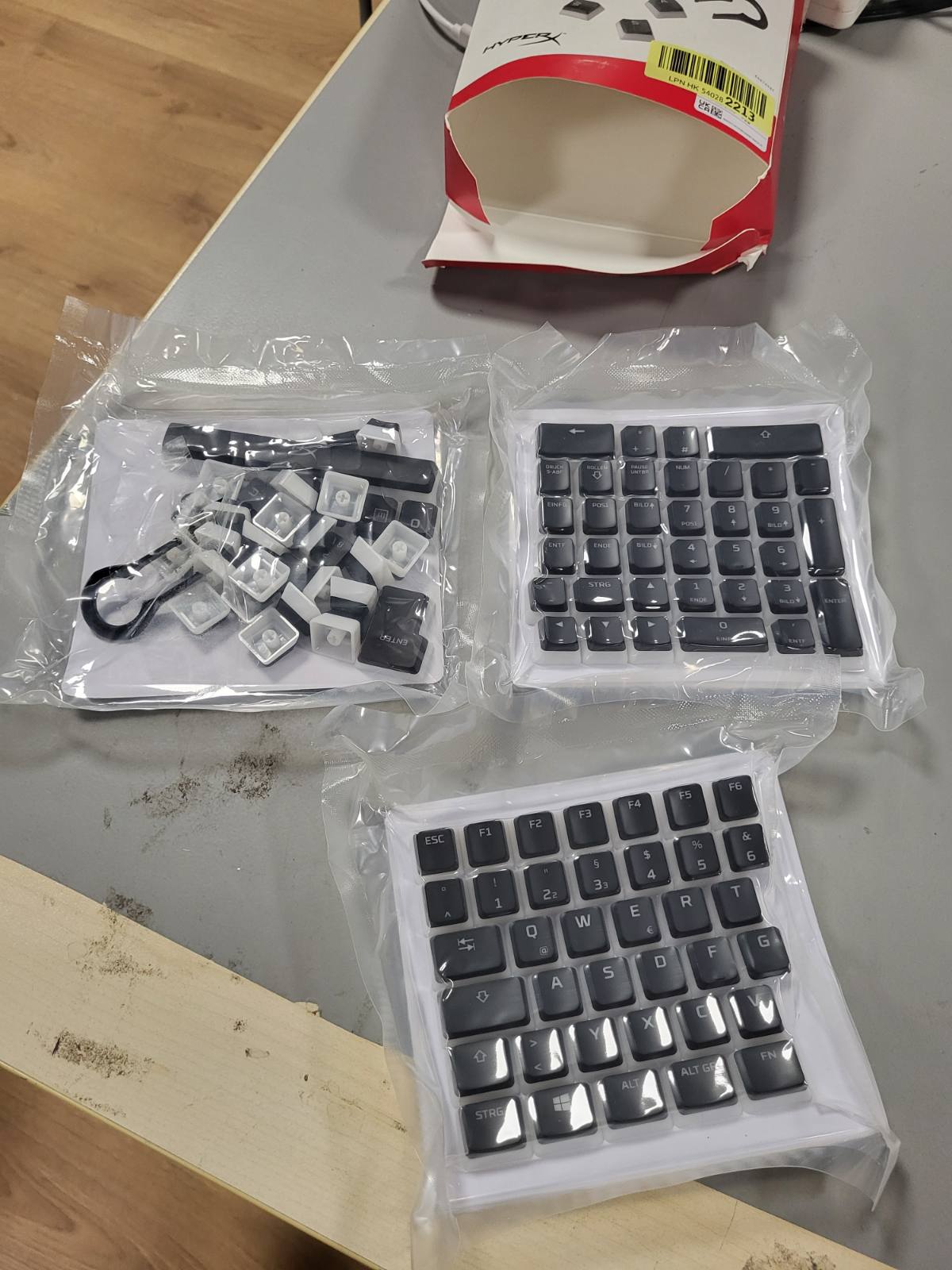 268594 - HYPERX Tastiera Pudding, Ndriçim RGB, QWERTZ Gjermane, e pajtueshme me tastierat HyperX dhe mekanike për lojëra, E zezë dhe e bardhë