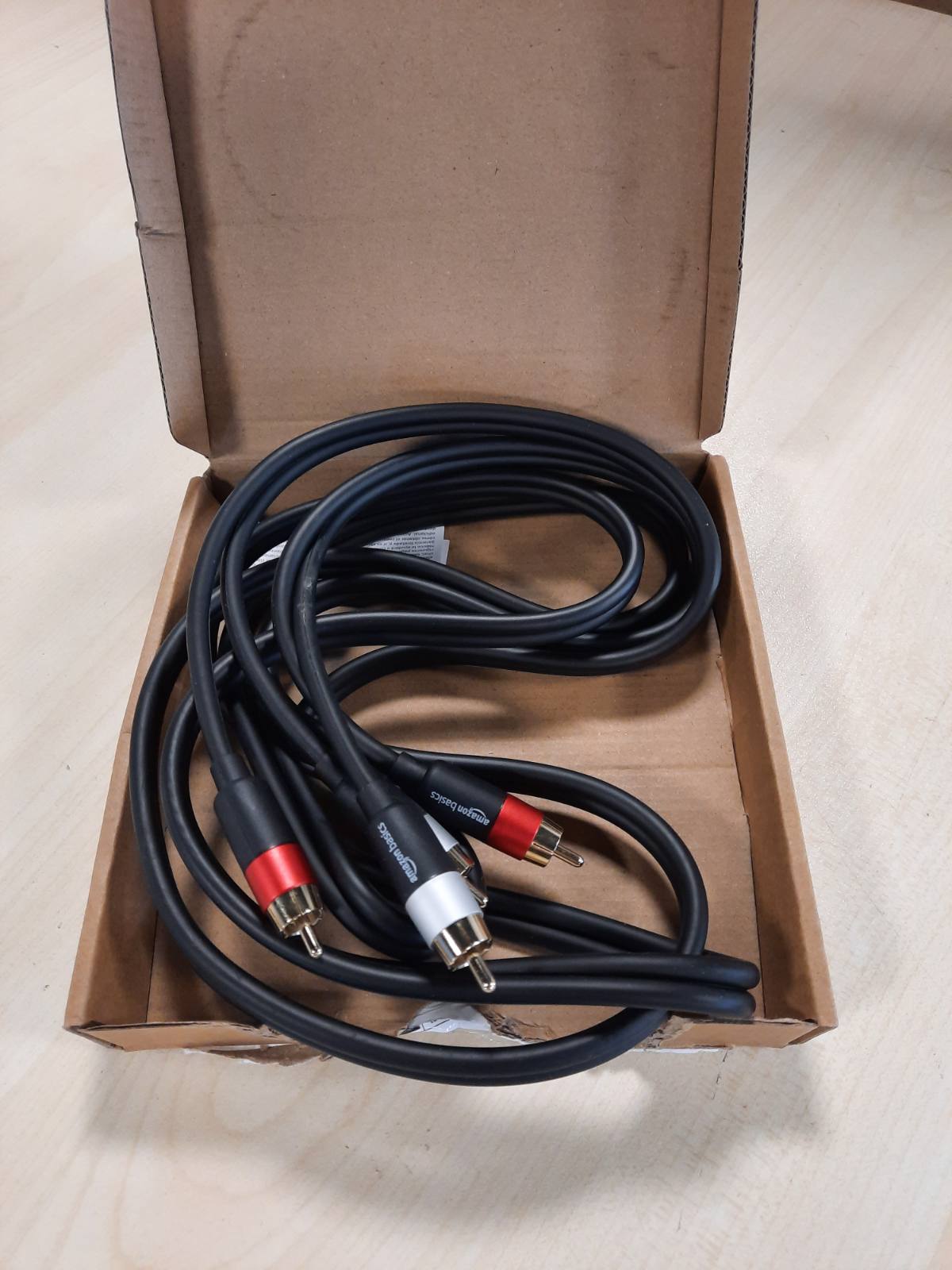 268634 - Amazon Basics, Kabllo audio me 2 priza RCA, PBH-20217, 2.4 m, e zezë