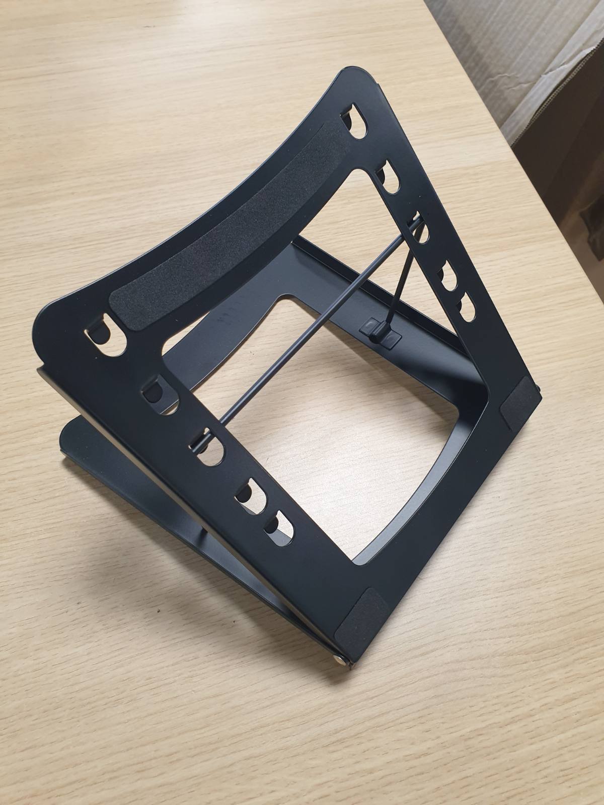 268654 - DIGITUS Mbështetëse Laptopësh - 5 Pozicione të Rregullueshme, për laptopët 10" deri në 15", Çelik i Fortë, e zezë