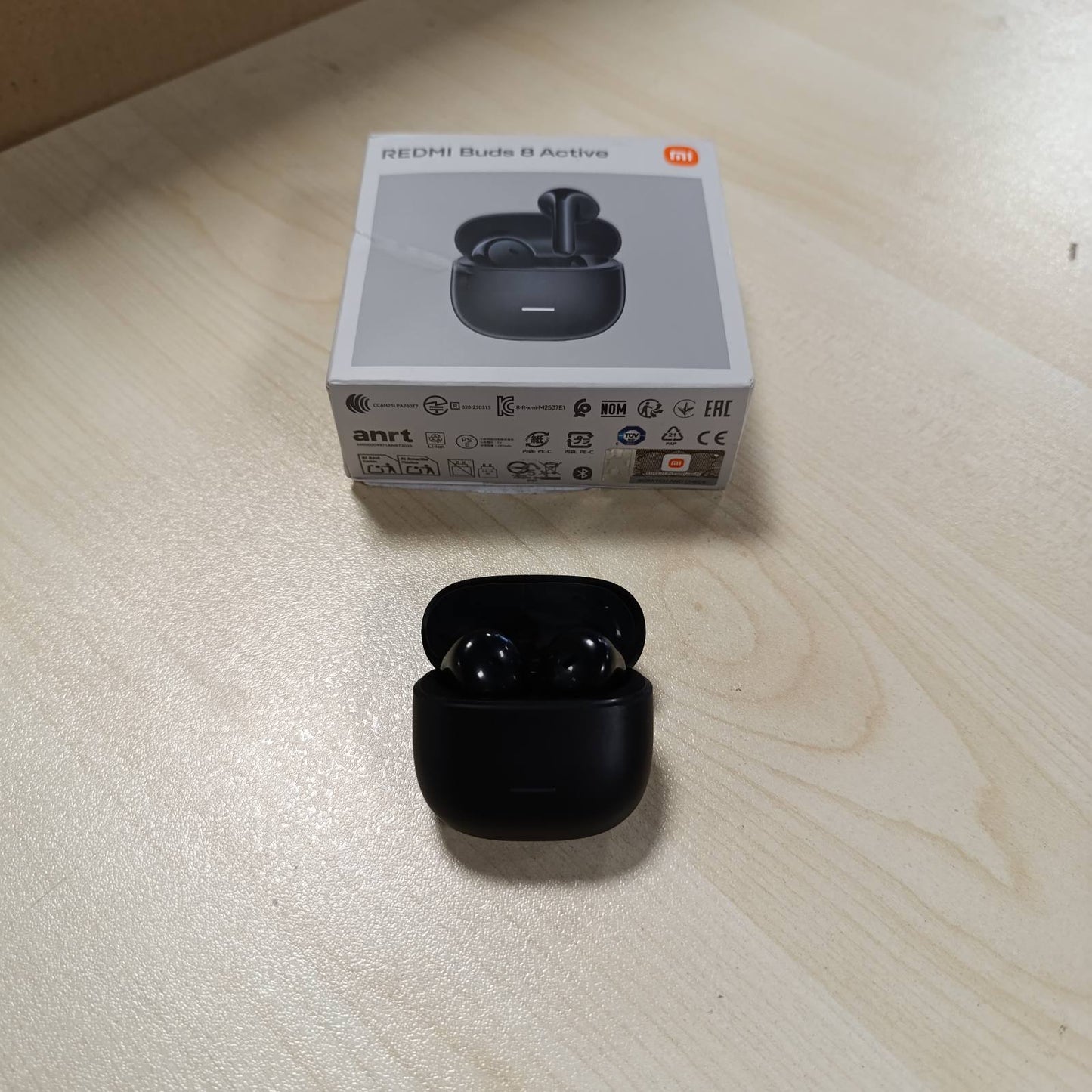 268670 - XIAOMI REDMI Buds 8 Active – Kufje Bluetooth TWS, gjysmë-në-vesh, altoparlantë 14.2 mm me diafragmë titaniumi për bas të fuqishëm, jetëgjatësi baterie deri në 37 orë, lidhje e dyfishtë, 5 cilësime EQ, Bluetooth 5.4, IP54, të zeza